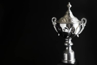 Gümüş trophy üzerinde siyah arka plan kapatın. Kopya alanı metin ve tasarımı ile kazanan Ödülleri.