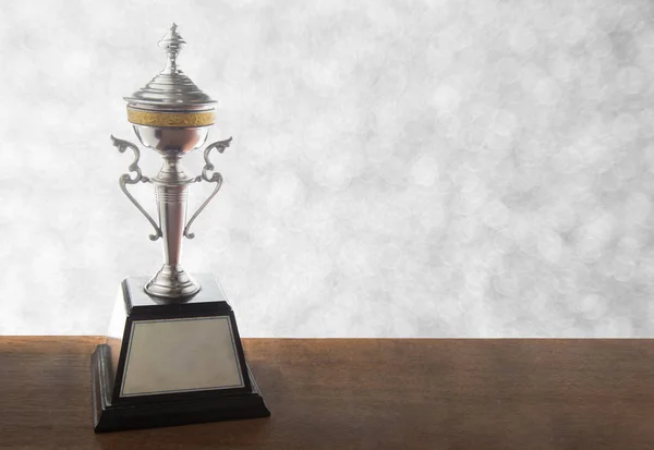 Stříbrná Trofej Dřevěném Stole Pozadí Bokeh Vítězné Ceny Prostorem Pro — Stock fotografie