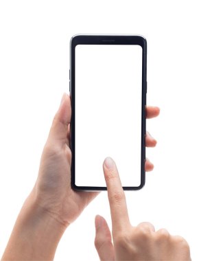 Siyah akıllı telefonu tutan ve boş ekrana dokunan kadın beyaz arka planda kırpma yolu ile izole edilmiş..