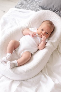 Yeni doğmuş bebek, evdeki yatak odasında yatar.