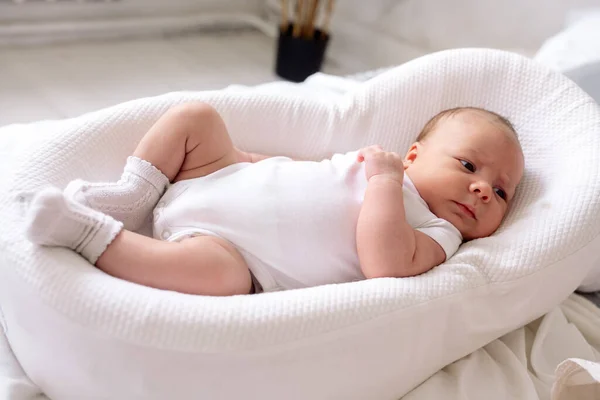 Bebé Recién Nacido Encuentra Capullo Cama Dormitorio Casa — Foto de Stock