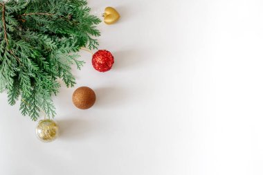 Yeni yıl dekorasyonları ve beyaz arka plandaki köknar dallarından oluşan Noel görüntüleri