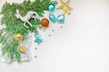 Yeni yıl dekorasyonları ve beyaz arka plandaki köknar dallarından oluşan Noel görüntüleri