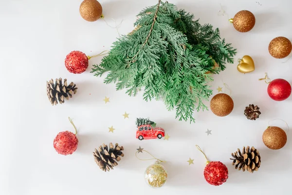 Imagens Natal Feitas Decorações Ano Novo Ramos Abeto Fundo Branco Fotografia De Stock