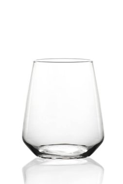 Beyaz arka plan üzerinde izole şarap için boş bardak 