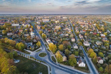 Parlak güneşli sonbahar gününde şehir manzarası