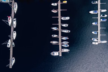 Limandaki yatlar ve tekneler yukarıdan insansız hava aracıyla ele geçirildi.