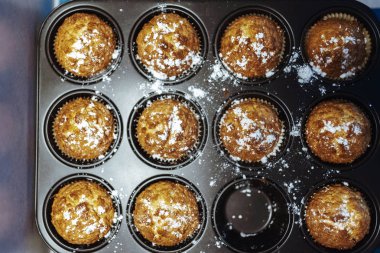 Taze pişmiş keklerin kapağını kapatın. 