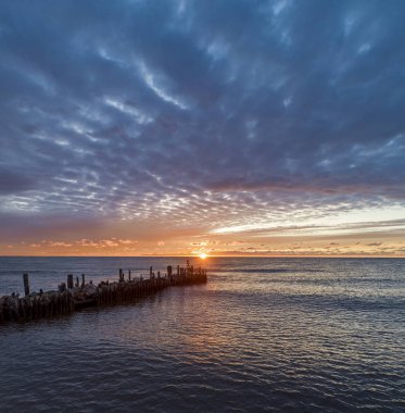 Denizde dramatik gün batımı, doğa güzelliği kavramı