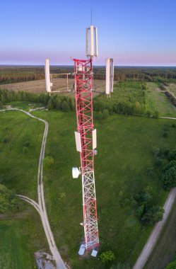 Gün batımında yukarıdan mobil iletişim kulesi