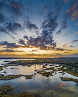 Gündüz vakti ormanları ve nehirleri olan vahşi bir yer.