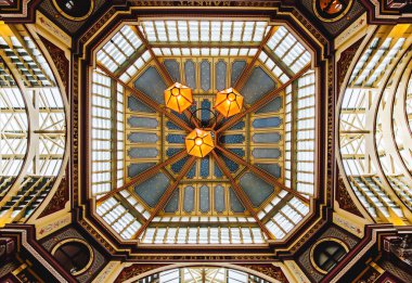 Güzel bir binanın içinde.