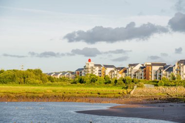 Nehir boyunca geleneksel mimariyle şehir manzarası 