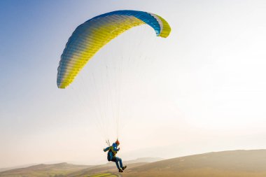 Dağlarda uçan paraglider