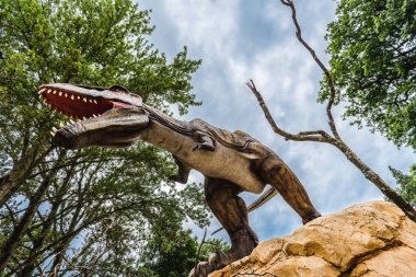 Hayvanat bahçesindeki dinozor heykeli, seyahat konsepti 