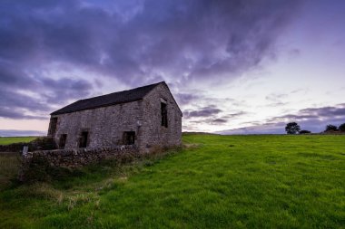 Bulutlu gökyüzü arka planında terk edilmiş binanın görünümü 