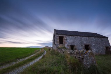 Bulutlu gökyüzü arka planında terk edilmiş binanın görünümü 
