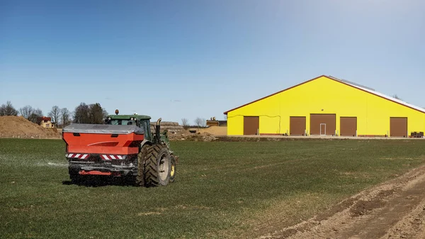 Traktor Feld Einem Sonnigen Tag Mit Himmelshintergrund — Stockfoto