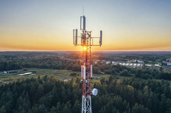 Gün batımında yukarıdan mobil iletişim kulesi