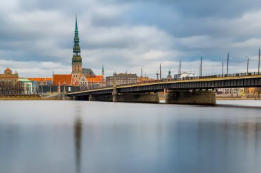 Sonbahar günü gün batımında şehir manzarası