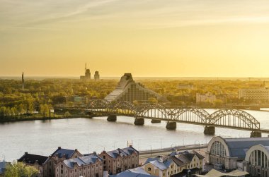 Sonbahar günü gün batımında şehir manzarası