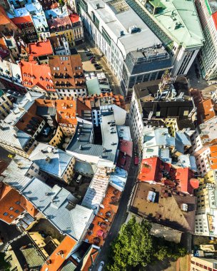 Parlak güneşli sonbahar gününde şehir manzarası