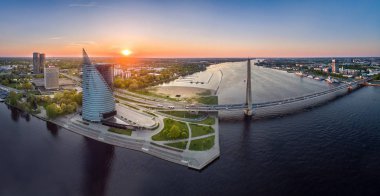 Sonbahar günü gün batımında şehir manzarası