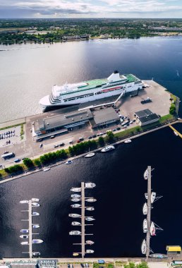 Riga limanında bir sürü yolcu gemisi var. Yukarıdan bir İHA ile yakalandı..