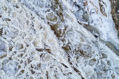 Kış mevsiminde ağaçlar ve nehirlerle doğal manzara 