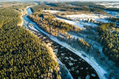 Kış mevsiminde ağaçlar ve nehirlerle doğal manzara 