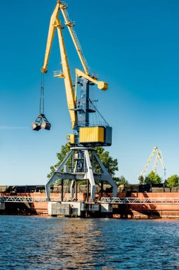 Rıhtıma demirli tekneler, endüstriyel konsept 