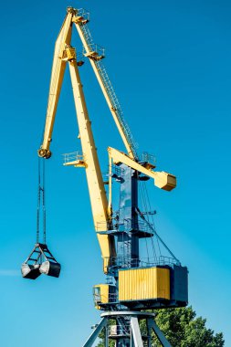 Rıhtıma demirli tekneler, endüstriyel konsept 