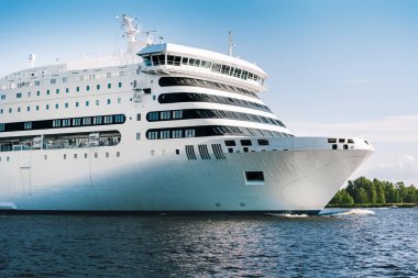 Riga limanında bir sürü yolcu gemisi var. Yukarıdan bir İHA ile yakalandı..