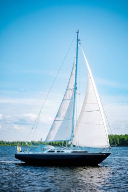 Gündüz yelkenli yelkenli yarışı, yarışma konsepti  