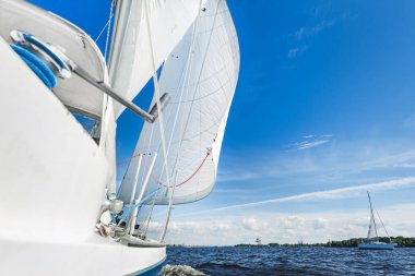 Gündüz yelkenli yelkenli yarışı, yarışma konsepti  