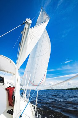 Gündüz yelkenli yelkenli yarışı, yarışma konsepti  