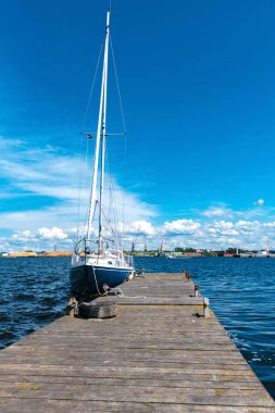 Deniz arka planındaki tekne manzarası 