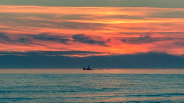 Bateau Pêche Solitaire Mer Baltique Coucher Soleil Avec Ciel Coloré — Photo