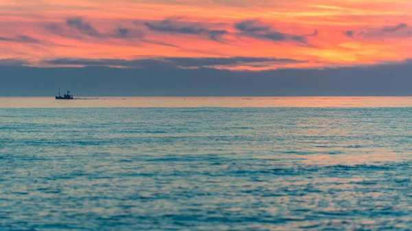 Solitario Peschereccio Nel Mar Baltico Durante Tramonto Con Cielo Colorato — Foto Stock