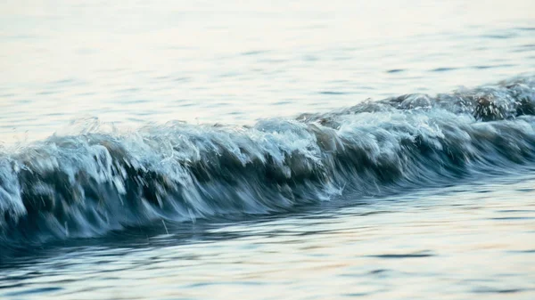 Kleine Wellen Auf See Langsamer Belichtung Bei Sonnenuntergang — Stockfoto