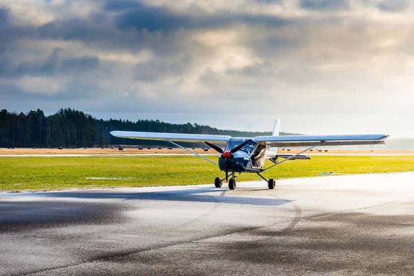 Airdrome 'daki küçük uçak manzarası 