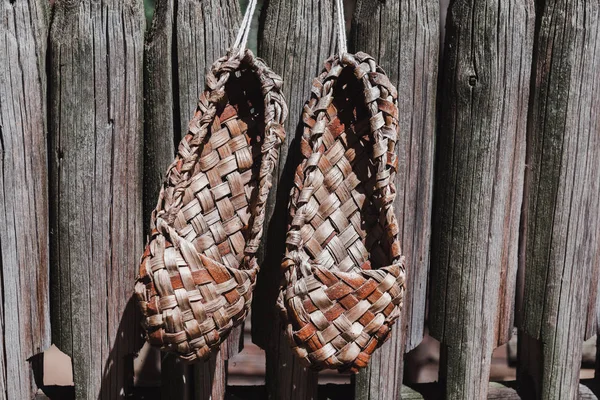 Velho Cesto Madeira Com Uma Corda — Fotografia de Stock