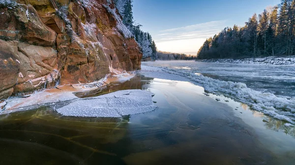 冬季有树木和河流的自然景观 — 图库照片