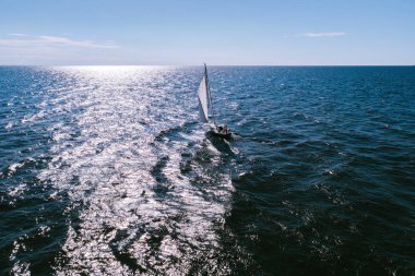 Gündüz yelkenli yelkenli yarışı, yarışma konsepti  