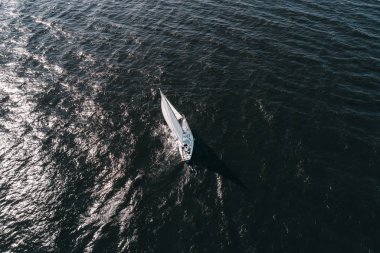 Gündüz yelkenli yelkenli yarışı, yarışma konsepti  