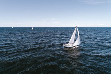 Gündüz yelkenli yelkenli yarışı, yarışma konsepti  