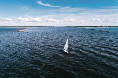 Gündüz yelkenli yelkenli yarışı, yarışma konsepti  