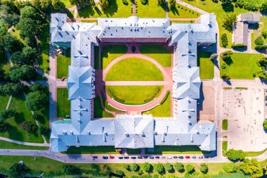 Parlak güneşli sonbahar gününde şehir manzarası