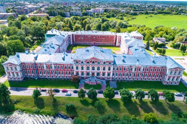 Parlak güneşli sonbahar gününde şehir manzarası