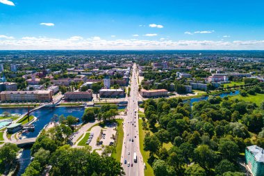 Parlak güneşli sonbahar gününde şehir manzarası